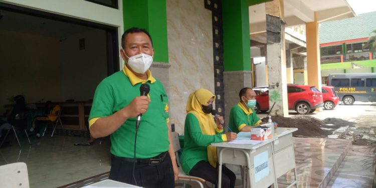 Drs. Supandri, MPd, Kepala Madrasah MIN 2 Kota Malang Turut Membantu Teknis Pelaksanaan Vaksin