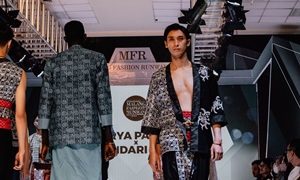 Model dari Color Modelling Agency Memakai Satrya Parama x Soendari Batik