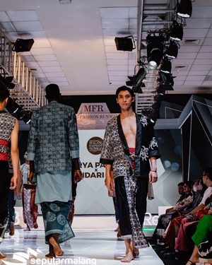 Model dari Color Modelling Agency Memakai Satrya Parama x Soendari Batik