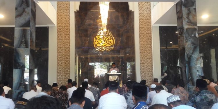 Drs. H. Sutiaji, Wali Kota Malang sebagai Khatib Jumat di Masjid Abu Bakar Ar-Razi