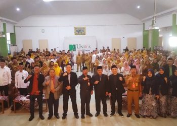 Sesi Foto Bersama pada Workshop “Peningkatan Kompetensi Pendidik Dalam Penerapan Kurikulum Merdeka Bagi Guru Pendidikan Agama Islam Kab. Malang”
