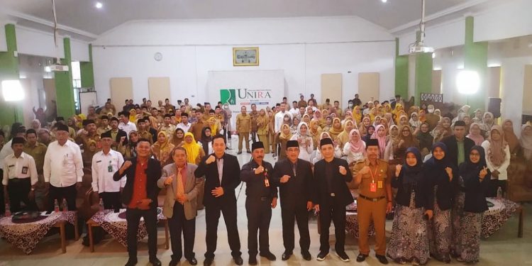 Sesi Foto Bersama pada Workshop “Peningkatan Kompetensi Pendidik Dalam Penerapan Kurikulum Merdeka Bagi Guru Pendidikan Agama Islam Kab. Malang”