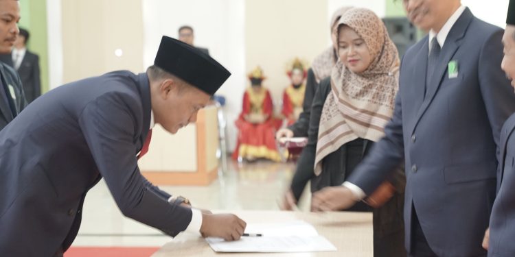 Acara Simbolik Penandatangan Pejabat di Lingkungan Unira Malang