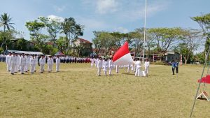 70 Siswa SMK Ar-Roudloh Kibarkan Bendera Merah Putih di HUT RI ke-80 Gedangan