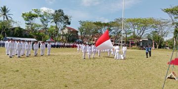 70 Siswa SMK Ar-Roudloh Kibarkan Bendera Merah Putih di HUT RI ke-80 Gedangan