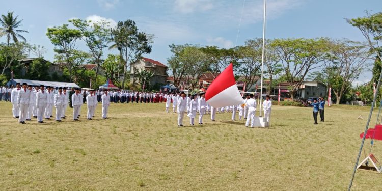 70 Siswa SMK Ar-Roudloh Kibarkan Bendera Merah Putih di HUT RI ke-80 Gedangan