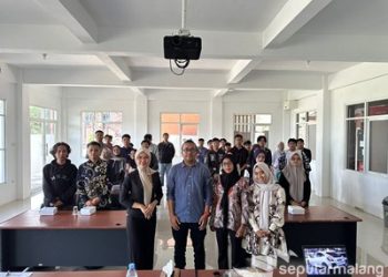 Pemateri Workshop Videografi, Eko Hari Suwito, ST (Hypno Media Creative) Didampingi Almaida, MPd Bersama Tim LPPM Unira Malang dan Mahasiswa