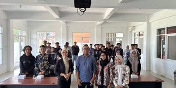 Pemateri Workshop Videografi, Eko Hari Suwito, ST (Hypno Media Creative) Didampingi Almaida, MPd Bersama Tim LPPM Unira Malang dan Mahasiswa