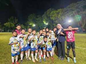 Mellenia Dinda Saputri memberikan Piala Juara 1 kepada Tim Satria Muda