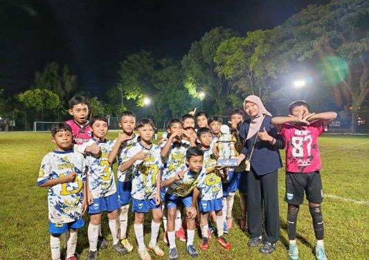 Mellenia Dinda Saputri memberikan Piala Juara 1 kepada Tim Satria Muda
