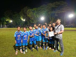 Budi Susilo co-founder SeputarMalang.Com., {erwakilan Malang City Football Academy (MCFA) Menyerahkan Hadiah Kepada Rabbani FC 