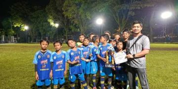 Budi Susilo co-founder SeputarMalang.Com., {erwakilan Malang City Football Academy (MCFA) Menyerahkan Hadiah Kepada Rabbani FC
