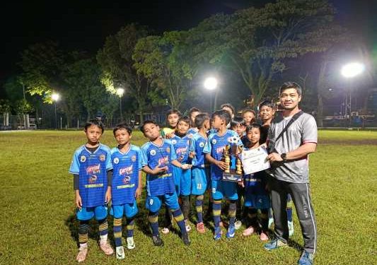Budi Susilo co-founder SeputarMalang.Com., {erwakilan Malang City Football Academy (MCFA) Menyerahkan Hadiah Kepada Rabbani FC