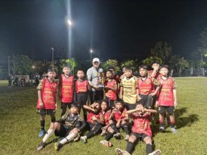 Coach Muhlis Tajudin menyerahkan piala juara 1 kepada Perseka Lumajang