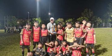 Coach Muhlis Tajudin menyerahkan piala juara 1 kepada Perseka Lumajang