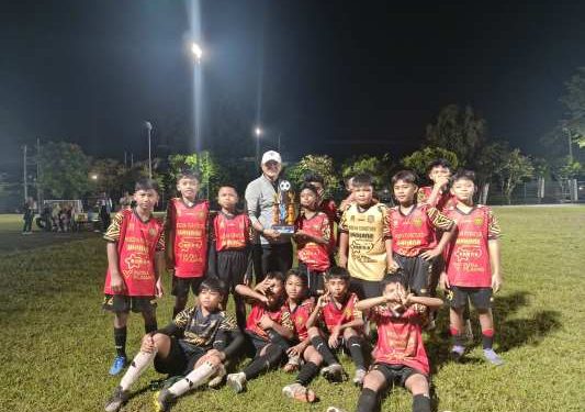 Coach Muhlis Tajudin menyerahkan piala juara 1 kepada Perseka Lumajang