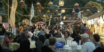 Suasana Sore Hari di Tong Tong Night Market