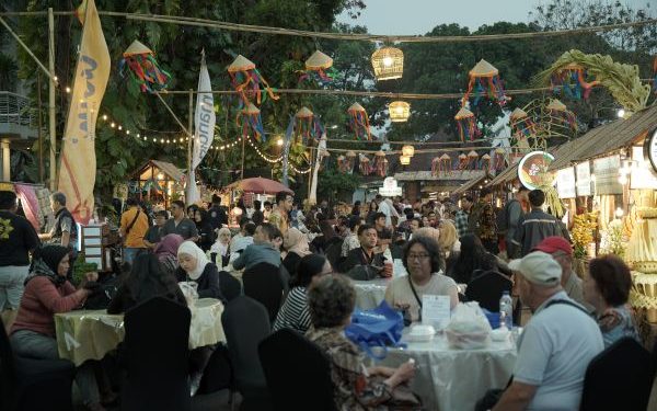 Suasana Sore Hari di Tong Tong Night Market