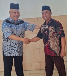 Ka-Ki: Samsul Arifin, S.Pd.I. (Guru PAI SDN Tenggilisrejo, Gondangwetan, Pasuruan dan Mahasiswa MPAI Pascasarjana UNIRA Malang), Dr. Aries Musnandar (Dosen MPAI Pascasarjana UNIRA Malang)