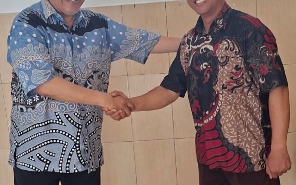 Ka-Ki: Samsul Arifin, S.Pd.I. (Guru PAI SDN Tenggilisrejo, Gondangwetan, Pasuruan dan Mahasiswa MPAI Pascasarjana UNIRA Malang), Dr. Aries Musnandar (Dosen MPAI Pascasarjana UNIRA Malang)